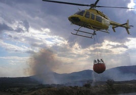 Foto de archivo de un helicóptero y su balde de agua como el que actuó este sábado en Alía.