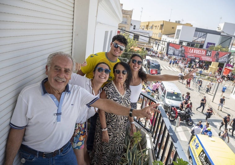 Claudio con su familia en el balcón este miércoles justo antes de la salida, que ha sido en la calle Ramón y Cajal de Fuente del Maestre.