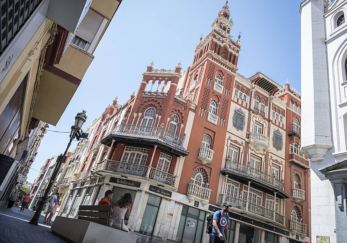 Edificio de La Giralda, en la plaza de la Soledad.