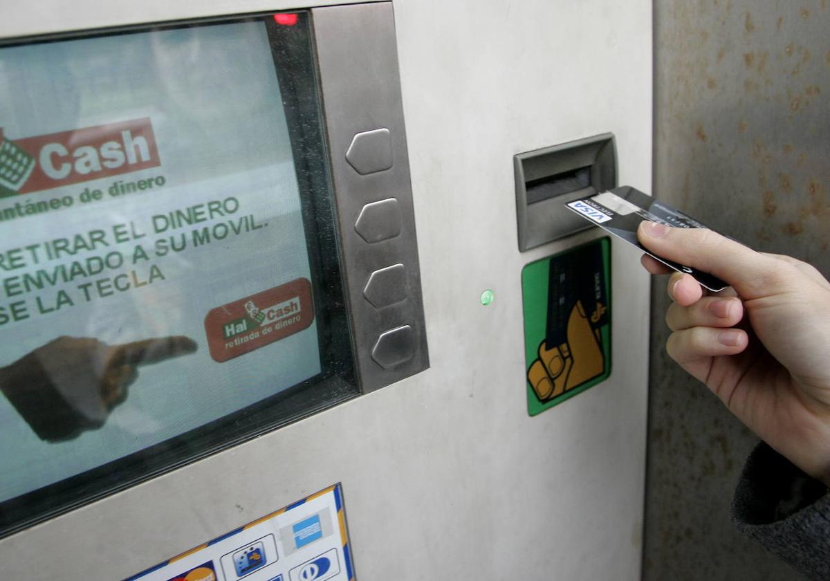 Policía Nacional advierte del regreso del 'skimming', una técnica por la que te roban al sacar dinero del cajero