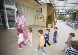 La región tenía al final del curso pasado 948 docentes de Primaria, frente a los 521 de hace una década.