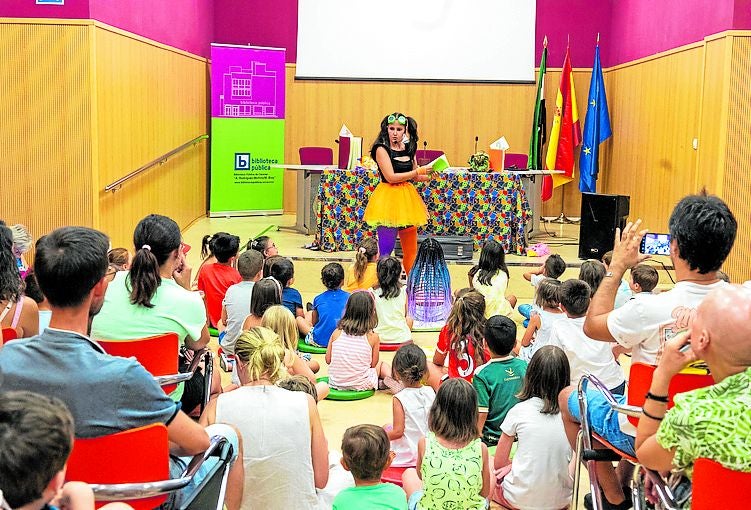 El Hada de los cuentos llega todos los miércoles de agosto a la Biblioteca Pública.