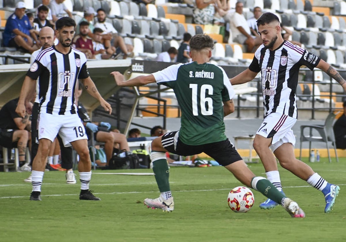 Bermu controla el balón, junto a Ander Montori, en el duelo de pretemporada ante el Cacereño.