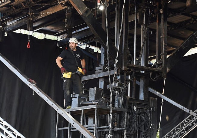 Tareas de montaje del escenario.