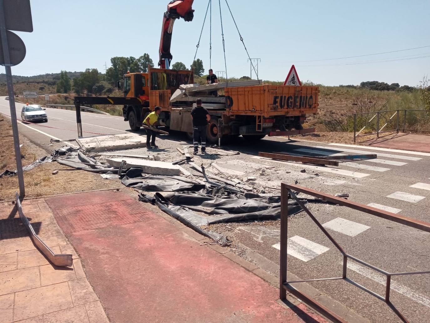 La retirada de las planchas de hormigón de la Ex-208, en imágenes