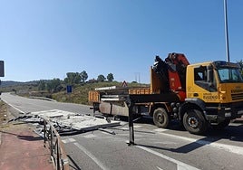 La retirada de las planchas de hormigón de la Ex-208, en imágenes