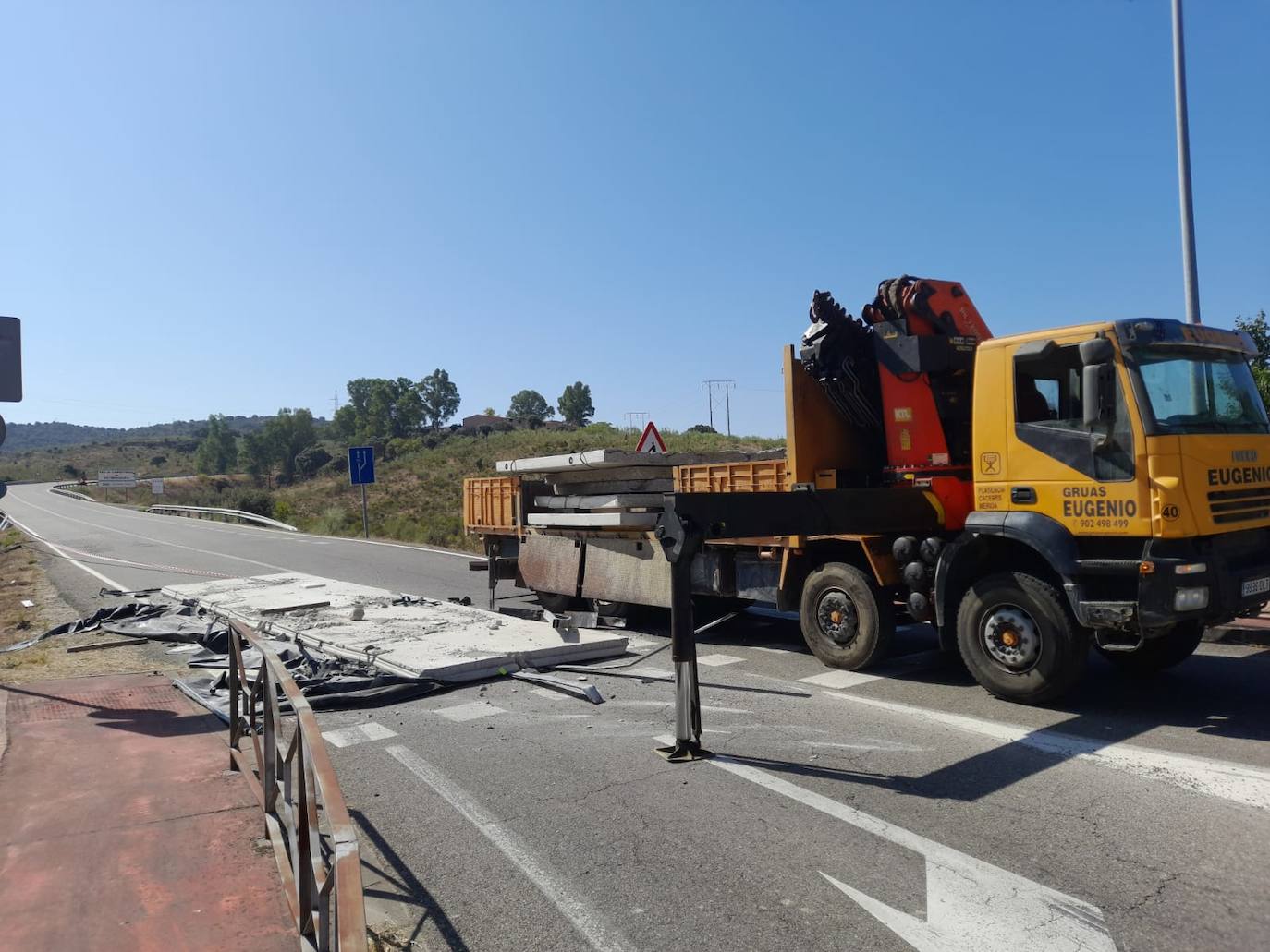 La retirada de las planchas de hormigón de la Ex-208, en imágenes