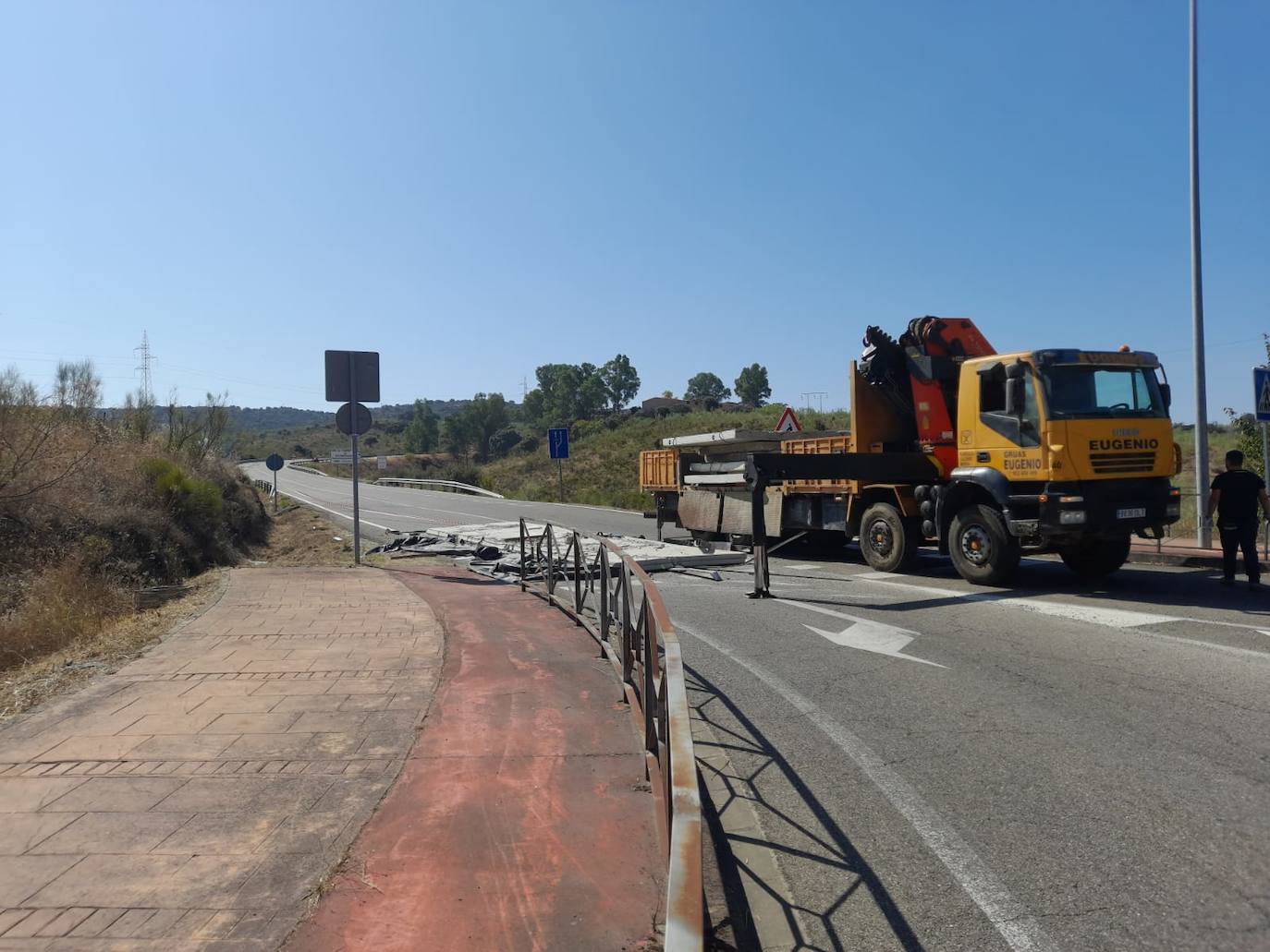 La retirada de las planchas de hormigón de la Ex-208, en imágenes
