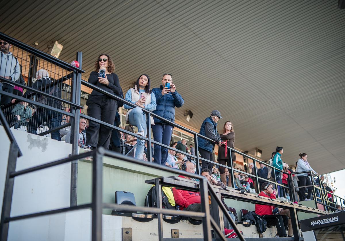 Aficionados emeriteneses en la tribuna del Romano antes del inicio de un partido.