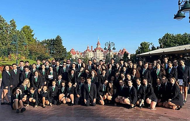 La banda municipal de música de Campanario desfila en Disneyland.