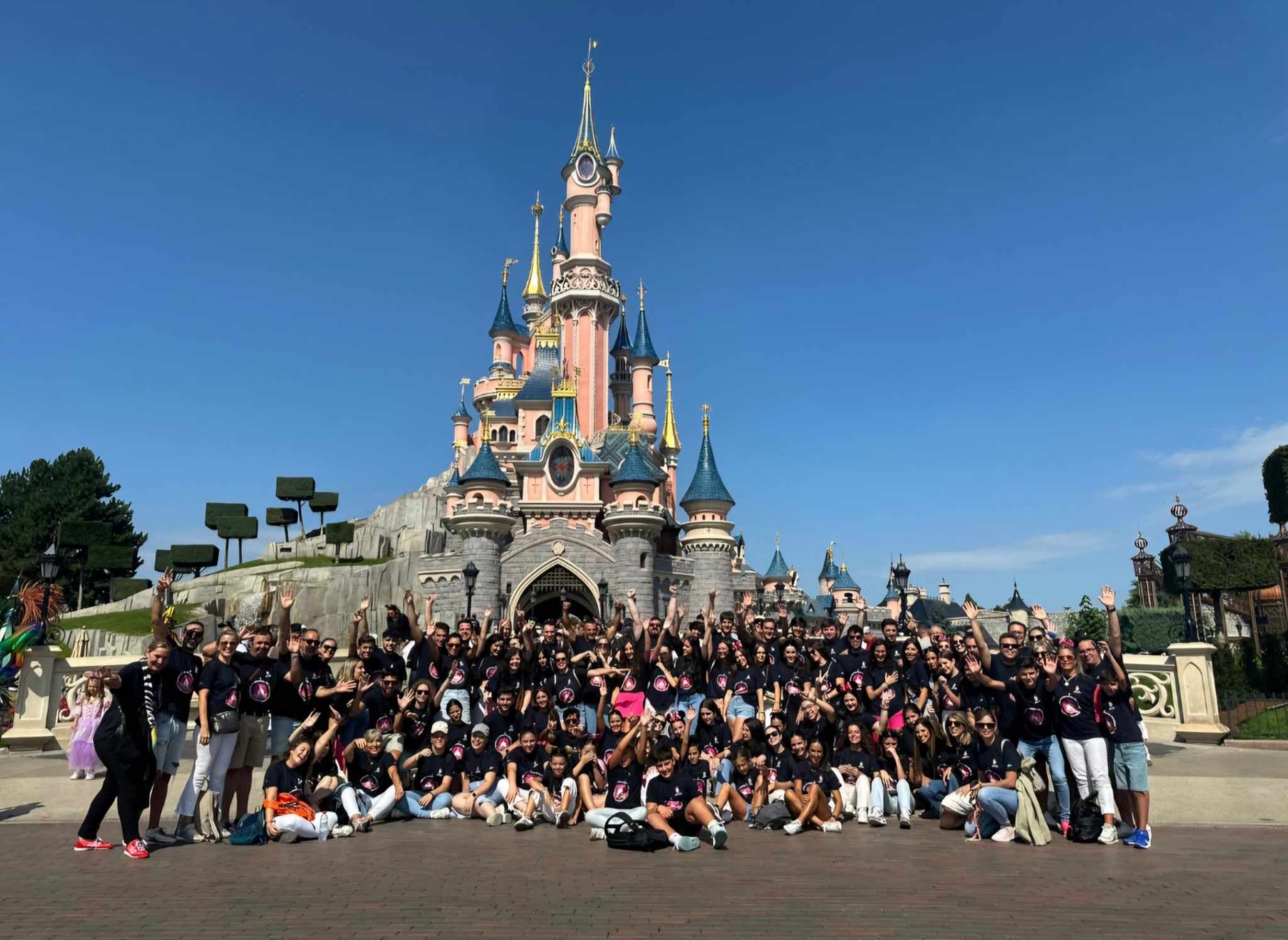 La banda municipal de música de Campanario desfila en Disneyland.