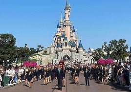 La banda municipal de música de Campanario desfila en Disneyland.