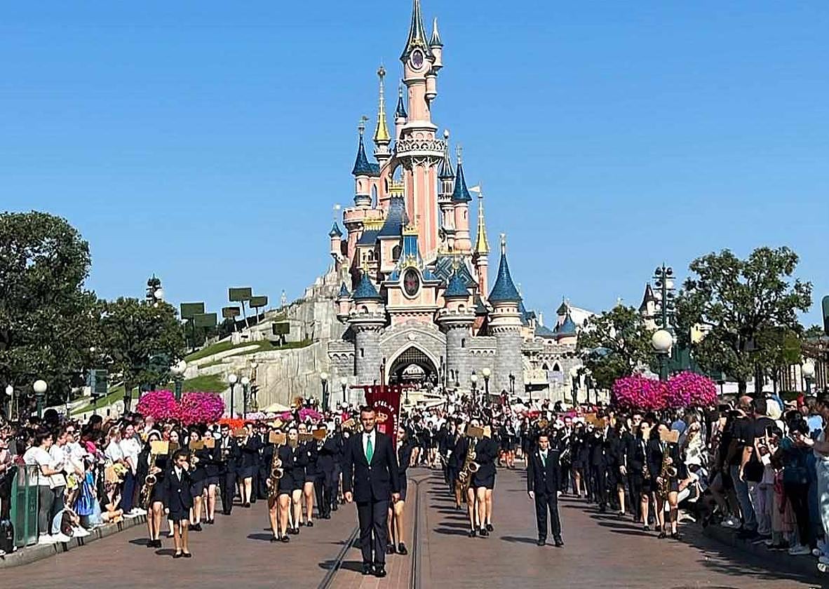 La banda municipal de música de Campanario desfila en Disneyland.