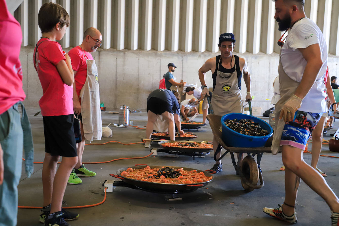 Fotos de las 23 paellas en Los Guadalperales para vecinos y emigrantes