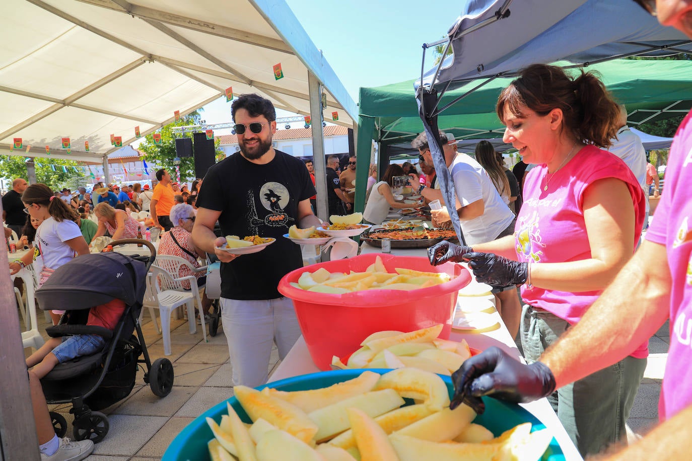 Fotos de las 23 paellas en Los Guadalperales para vecinos y emigrantes