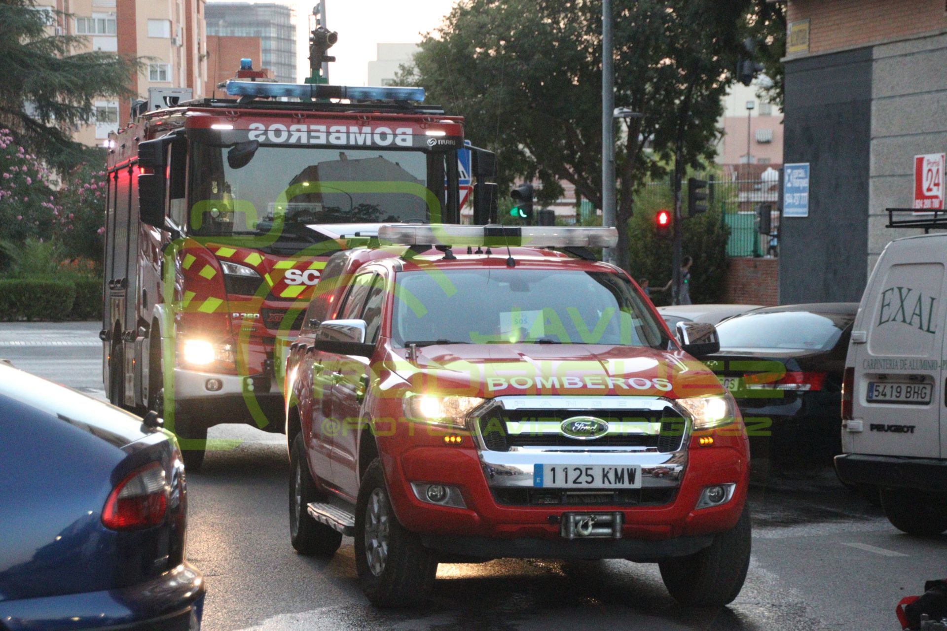 Así sofocaron las llamas en un aparato de aire acondicionado los bomberos de Badajoz