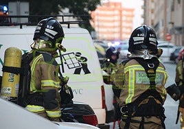 Así sofocaron las llamas en un aparato de aire acondicionado los bomberos de Badajoz