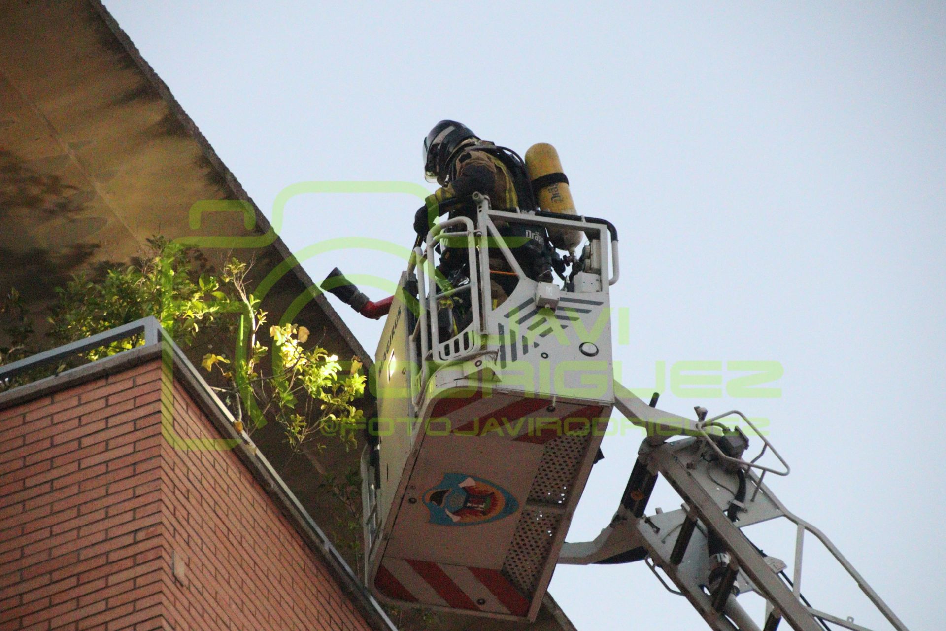 Así sofocaron las llamas en un aparato de aire acondicionado los bomberos de Badajoz