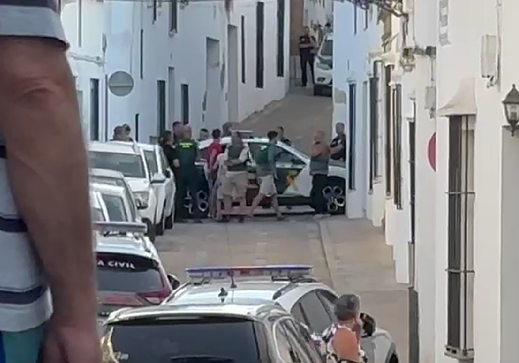 Las imágenes del video muestran al sujeto aproximándose hacia dos agentes de la Guardia Civil