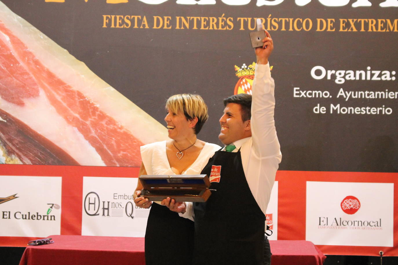 Javier Fernández mira a su familia junto a la alcaldesa Loli Vargas y celebra su Cuchillo Jamonero de Oro 2024 de Monesterio