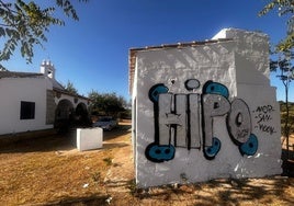 Pintada en la edificación que alberga los aseos junto al templo de Santa Lucía.