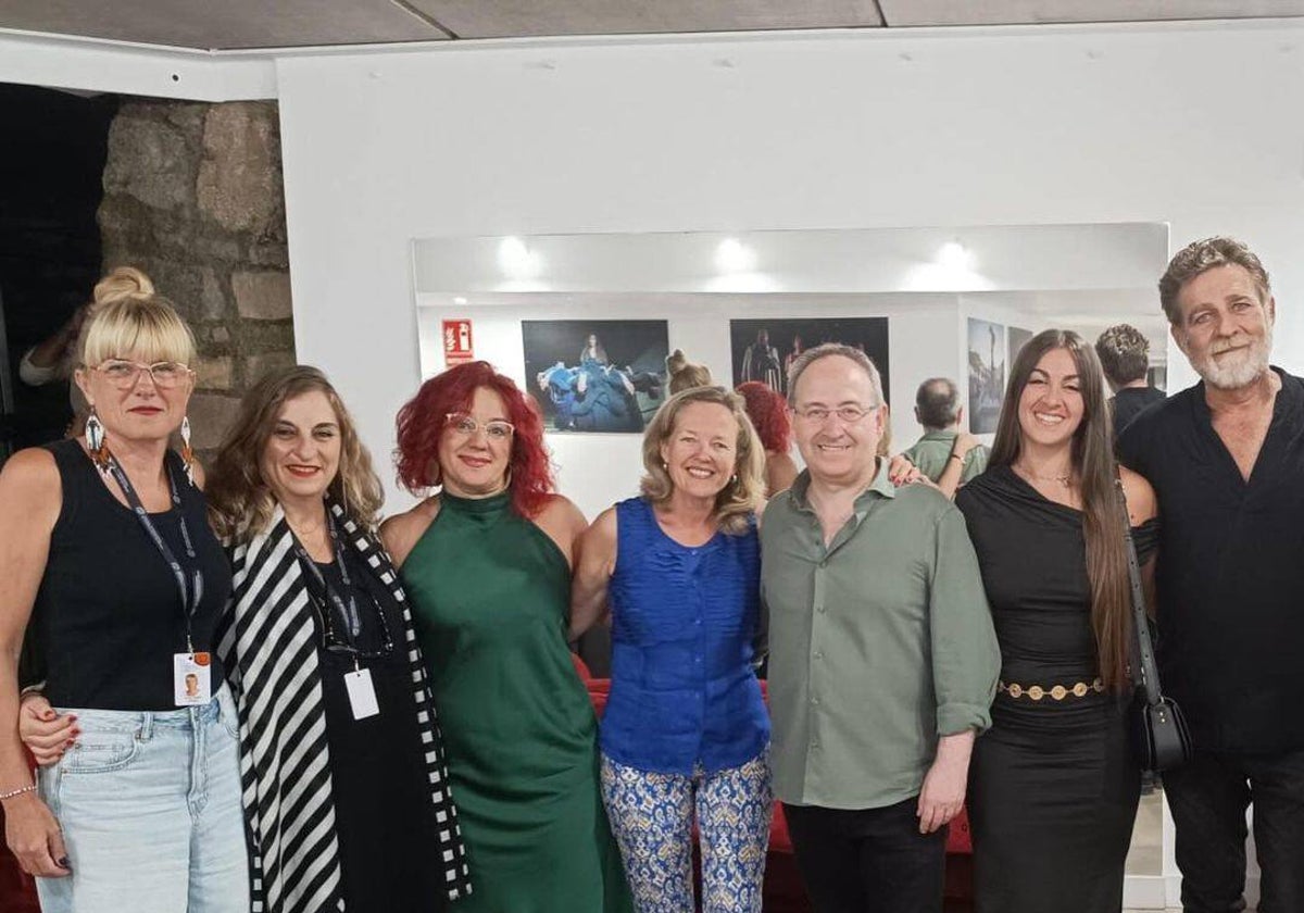 Nadia Calviño, en el centro, con Cimarro y actores de Ifigenia en la noche del viernes.