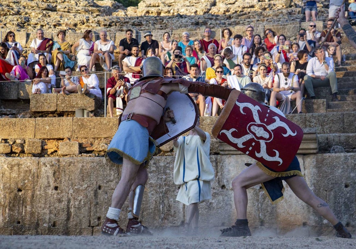 Lucha de gladiadores en el Anfiteatro Romano en la última edición de Emerita Lvdica.