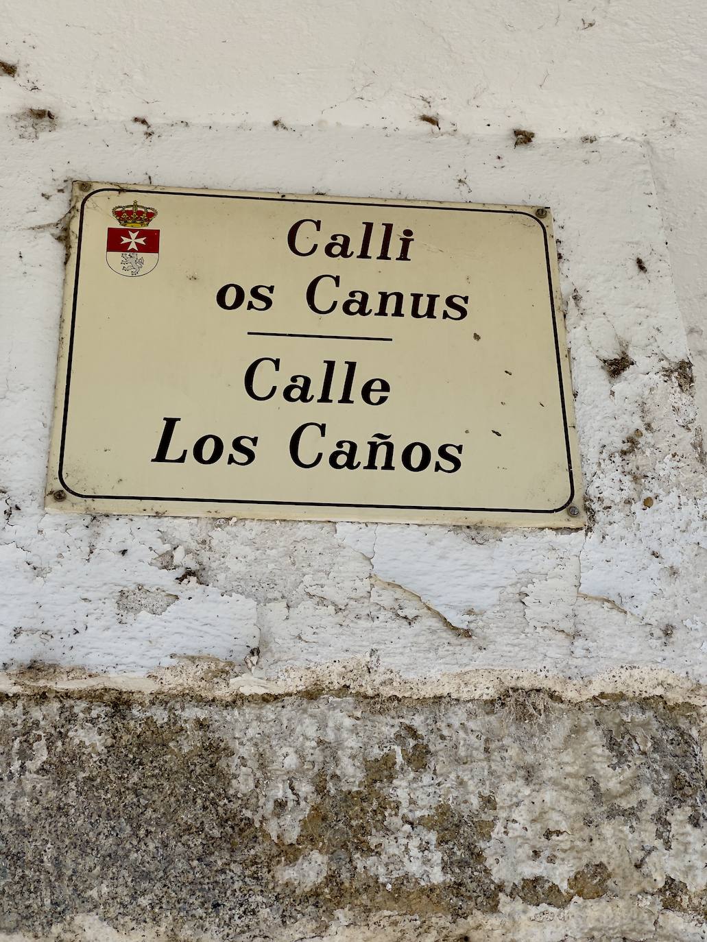 Calle de los Caños, cartel en Castúo. A. J. A.