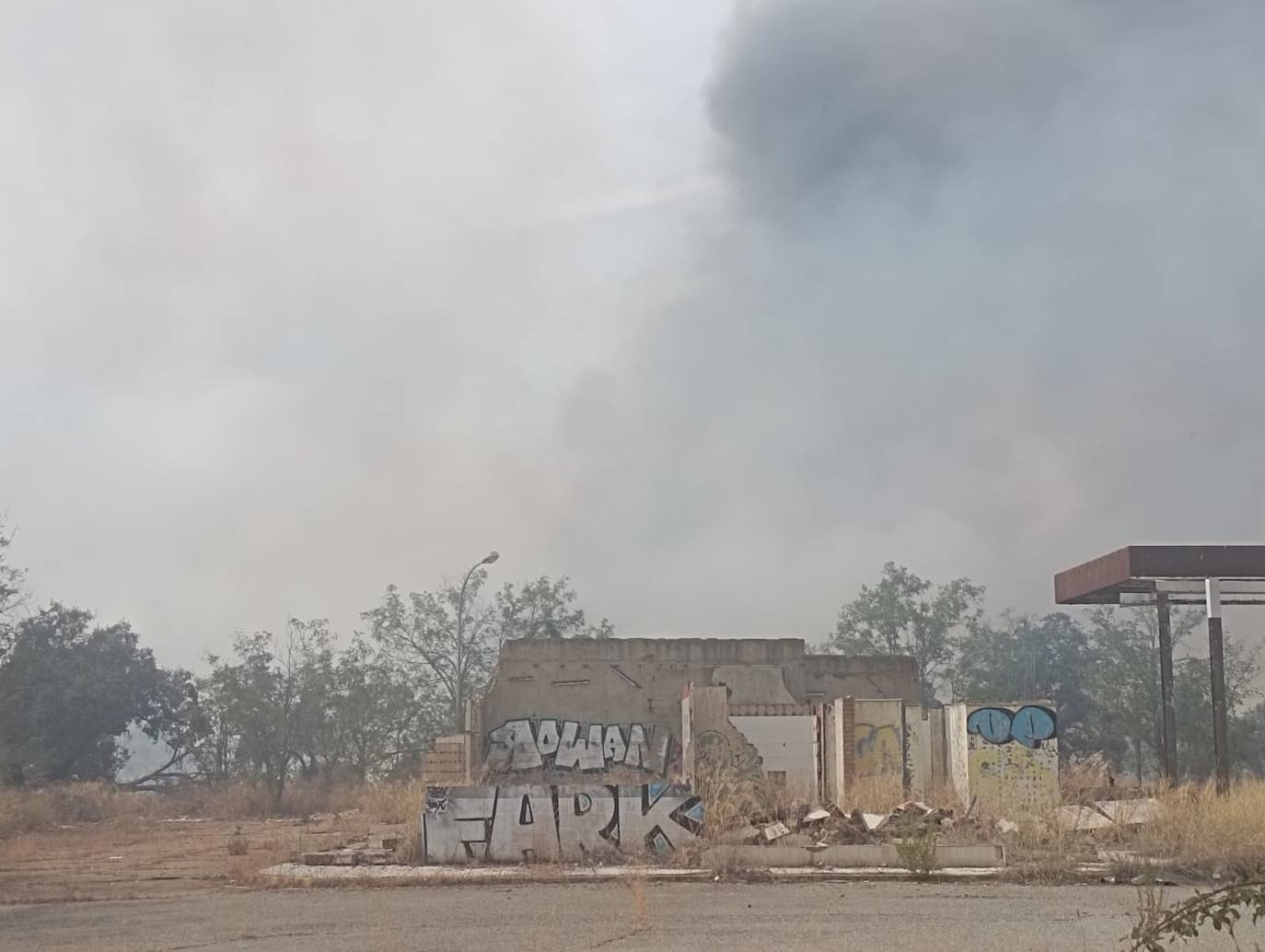 El incendio de Badajoz, cerca del cuartel de Bótoa, en imágenes