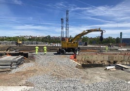 Obra de prolongación del paso inferior entre andenes e instalación de nuevas vías en la estación de Mérida.