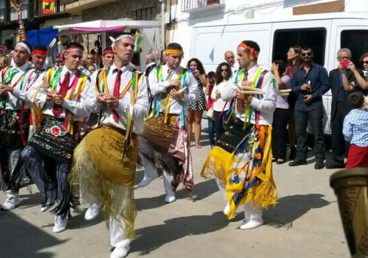 Salida de los danzantes de Robledillo.