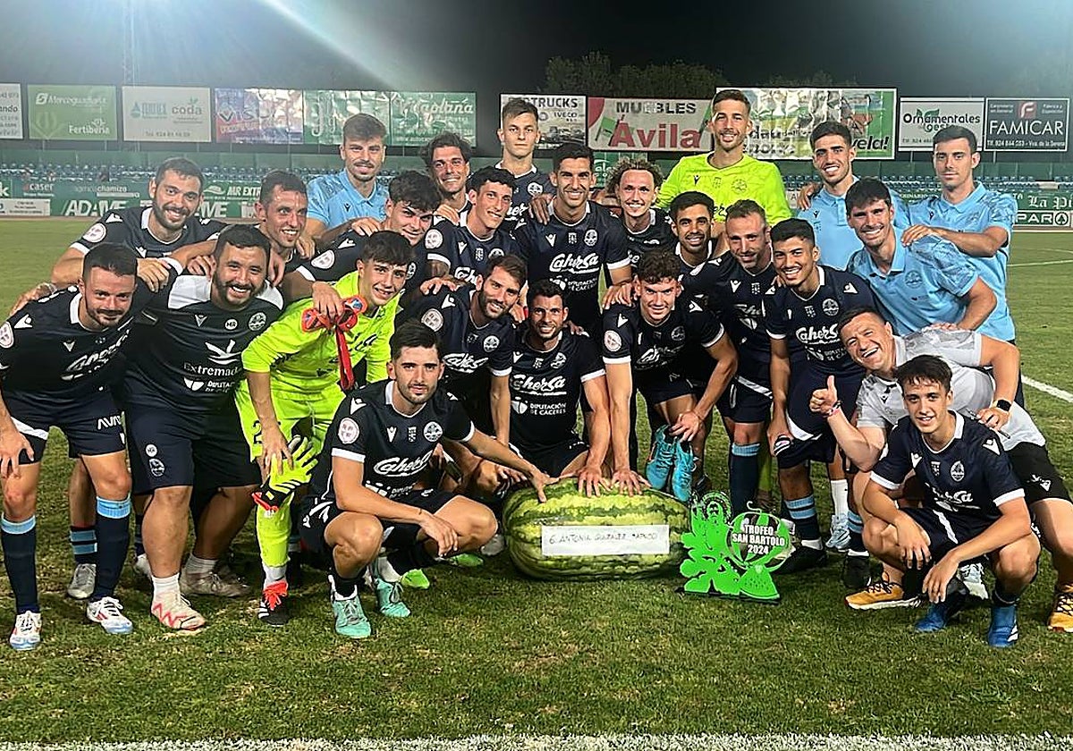 El Coria tras ganar el Trofeo San Bartolo frente al Villanovense.