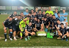 El Coria tras ganar el Trofeo San Bartolo frente al Villanovense.