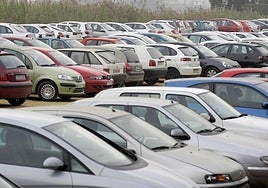 ¿Puede un peatón guardar una plaza de aparcamiento? Esto es lo que dice la ley