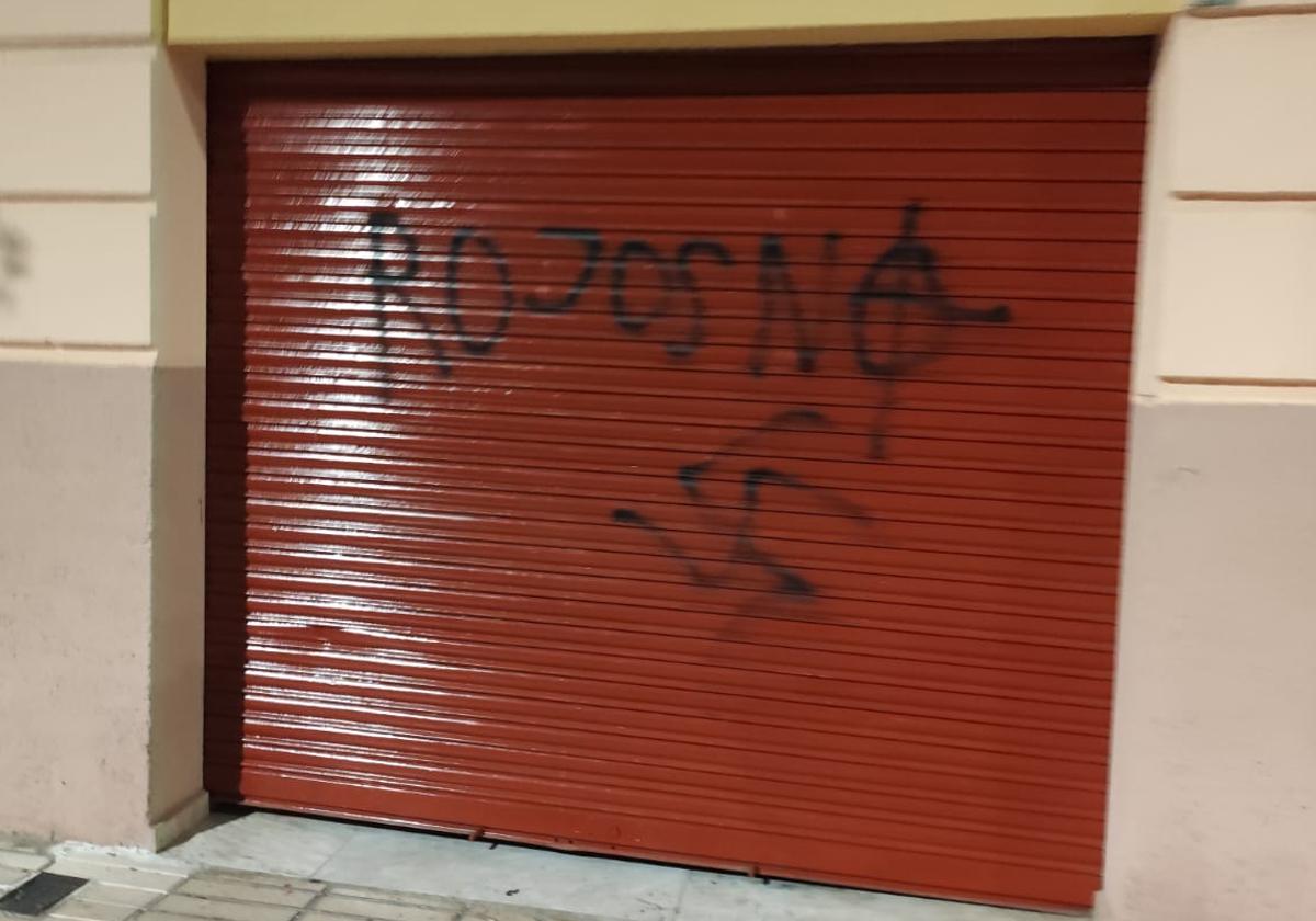 Pintada con simbología nazi en la sede del PSOE.