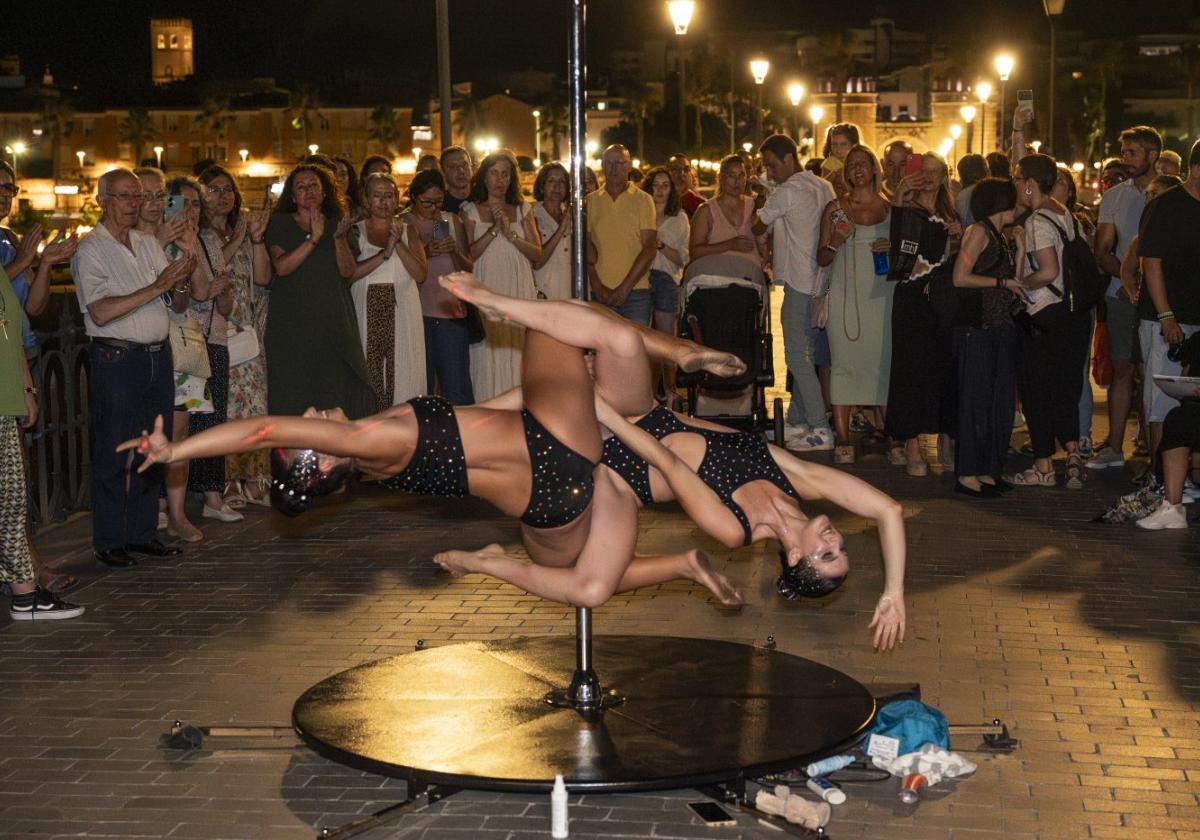 Espectáculo de acrobacias en el puente de Palmas.