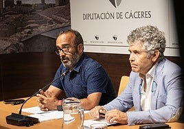 Miguel Ángel Morales, presidente de la Diputación de Cáceres con Juan Antonio Vicente Báez, presidente del Colegio Oficial de Veterinarios, tras la firma del convenio.