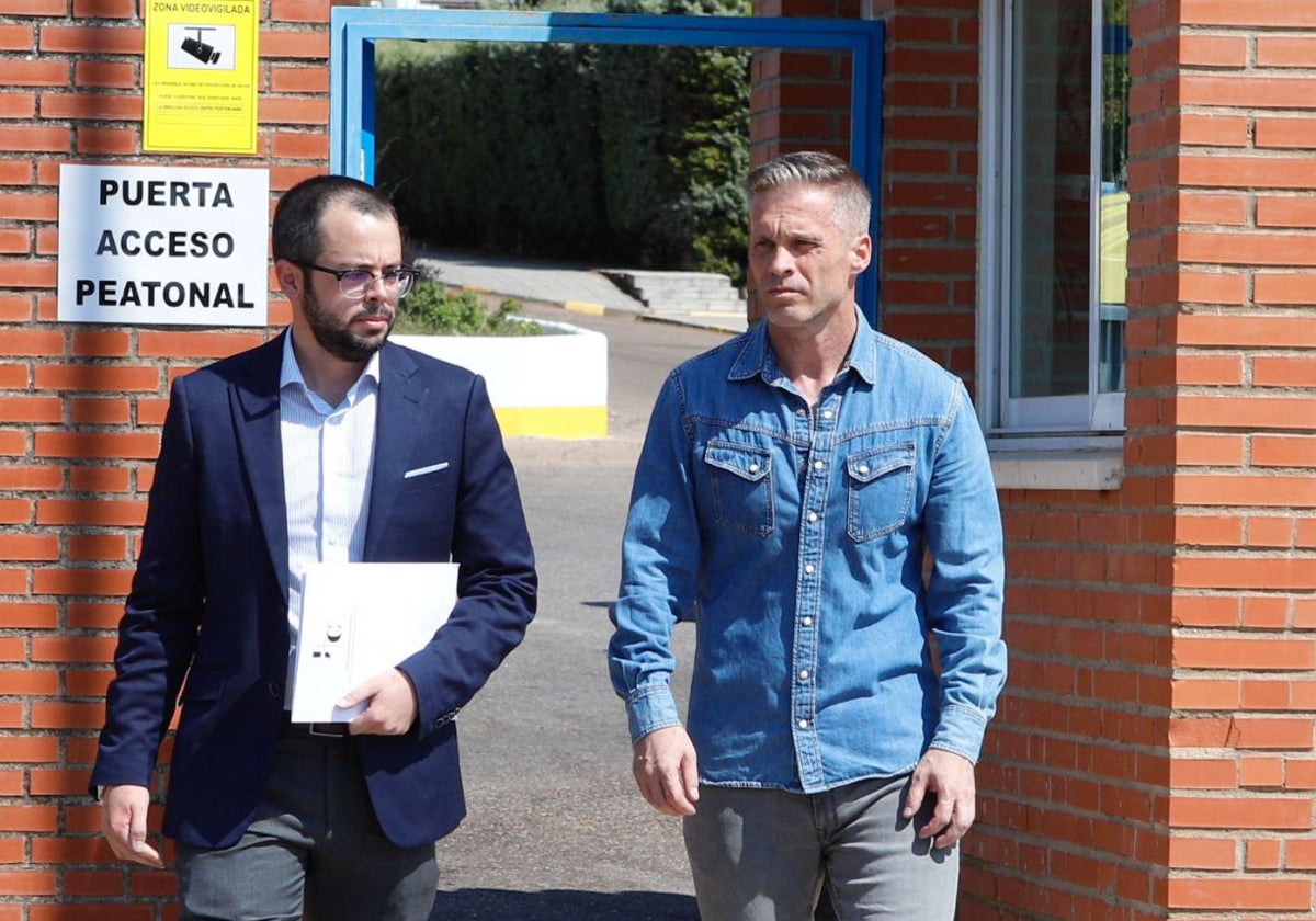 Constantín Gabriel Dumitru (derecha) junto a su abogado Juan José Collado, a su salida del centro penitenciario para disfrutar de su primer permiso penitenciario el pasado 25 de julio.