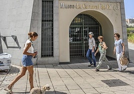 El Museo del Carnaval de Badajoz con las puertas cerradas, donde se ve el deterioro de su letrero.