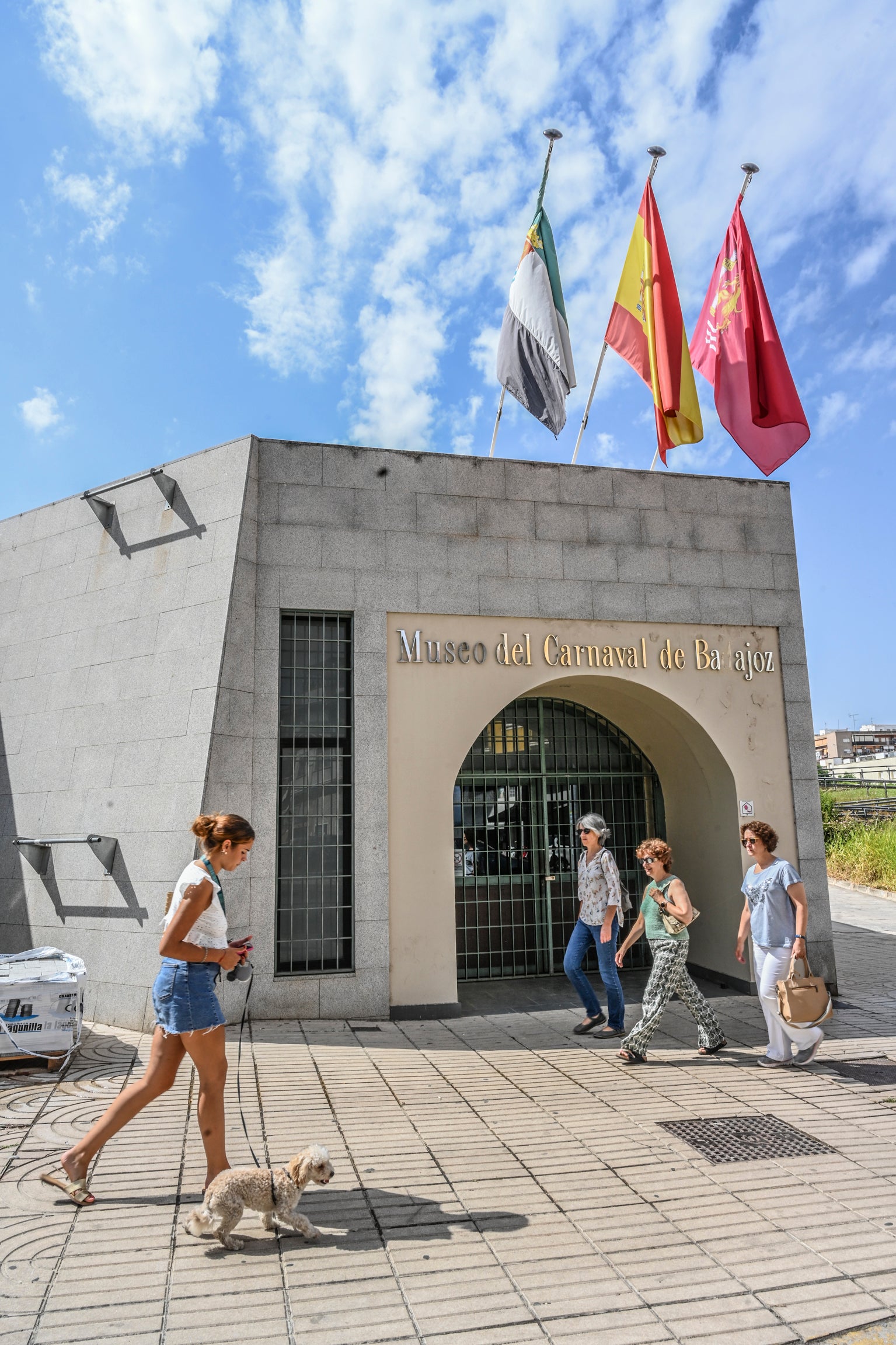 El Museo del Carnaval de Badajoz con las puertas cerradas, donde se ve el deterioro de su letrero.