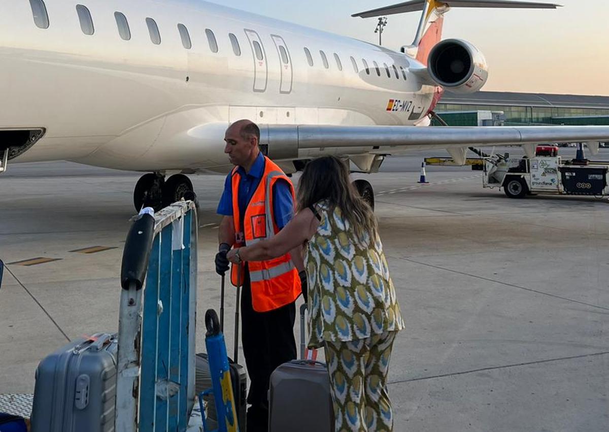 Imagen secundaria 1 - Fotos tomadas por una pasajera del vuelo durante la escala en Madrid.