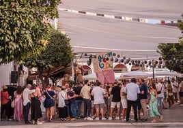 Aspecto de las barras exteriores colocadas por la Feria en la plaza de España, este miércoles, sobre las siete de la tarde.