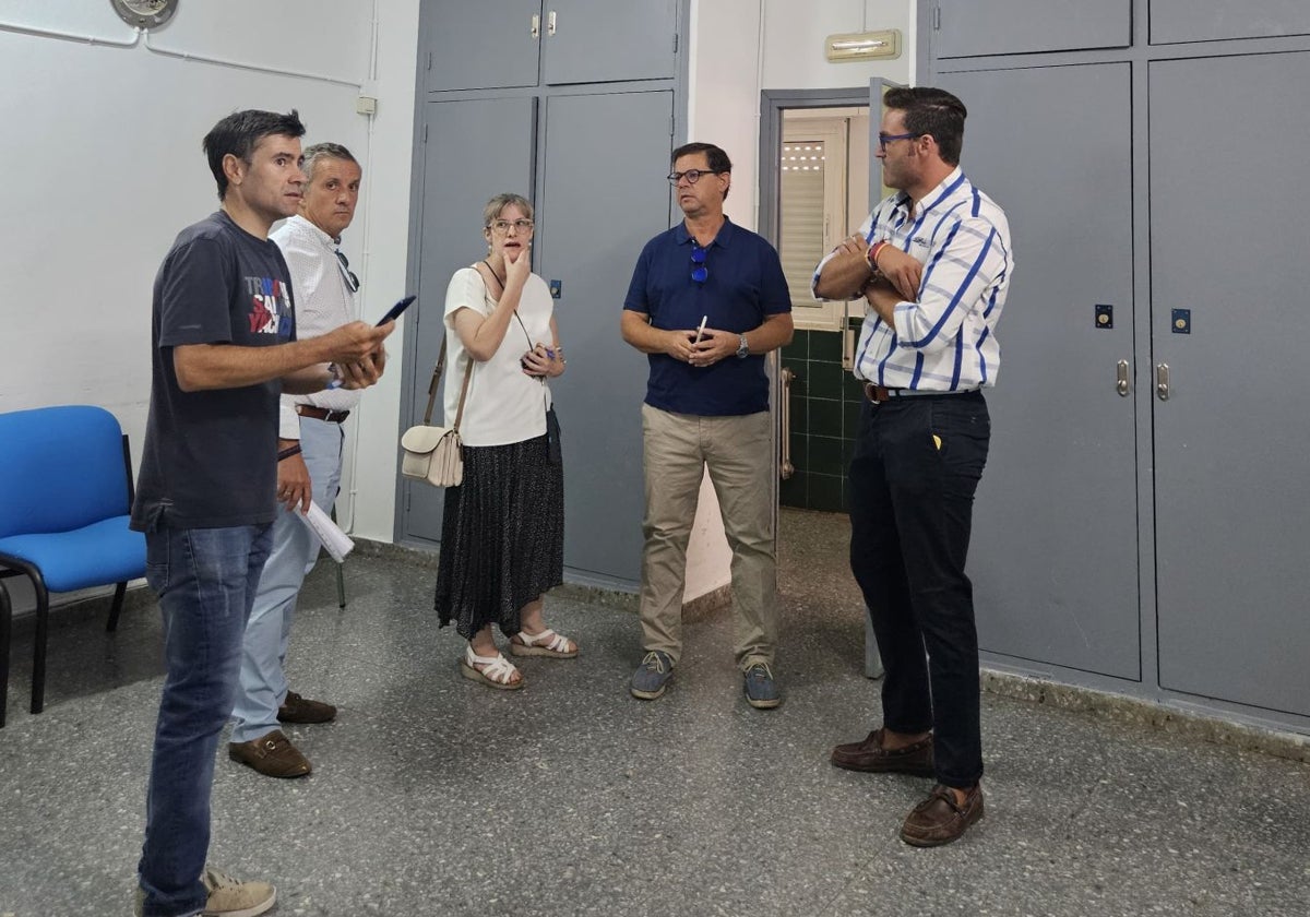 Responsables de la Consejería de Educación y el Ayuntamiento en su visita ayer al colegio Proa.