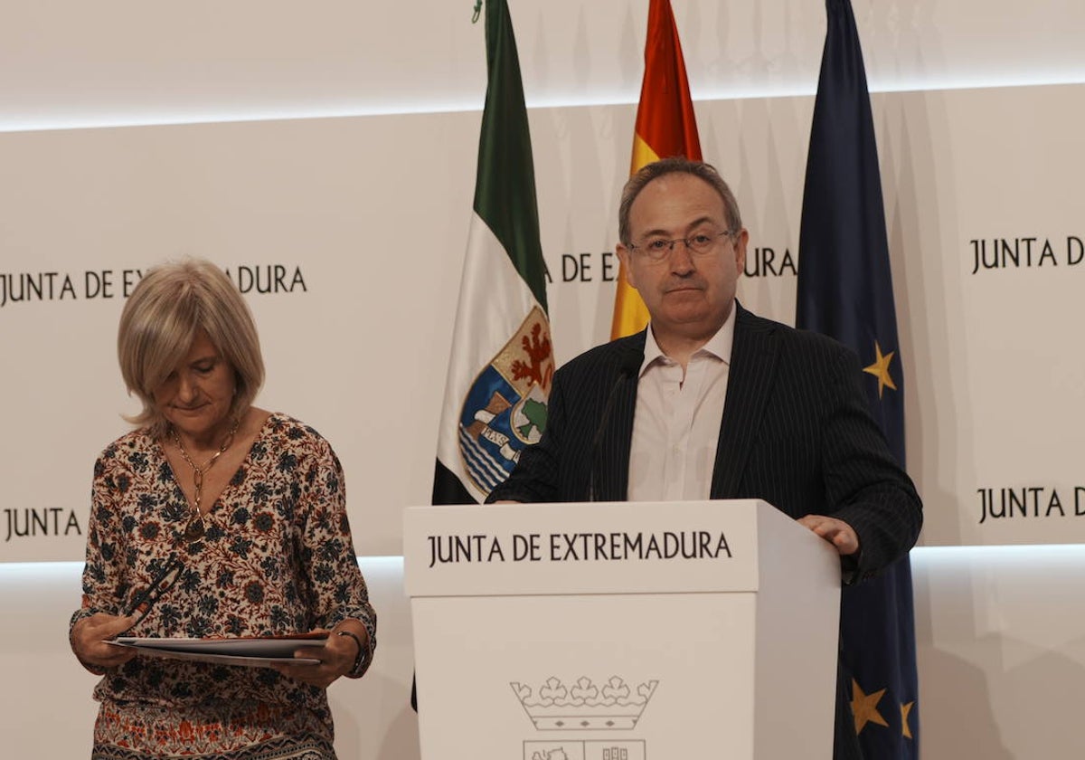 Cimarro, esta mañana, en la sede de Presidencia de la Junta, junto a Victoria Bazaga, consejera de Turismo y Cultura y portavoz del Gobierno regional.