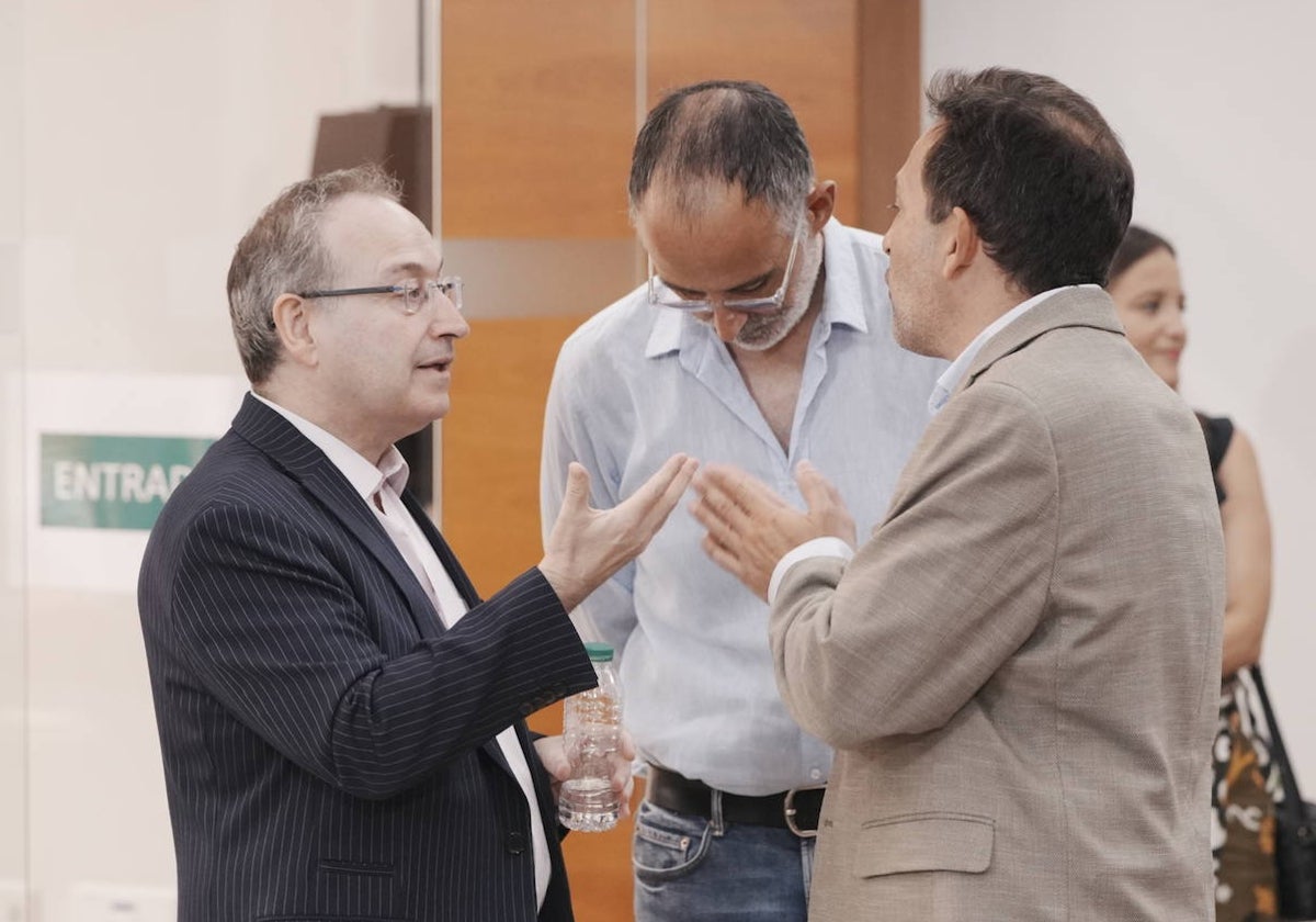 Jesús Cimarro, a la izquierda, charla con Antonio Vélez, concejal de Cultura del Ayuntamiento de Mérida. En el centro, Francisco Palomino, con la cabeza agachada, secretario general de la Consejería de Cultura.