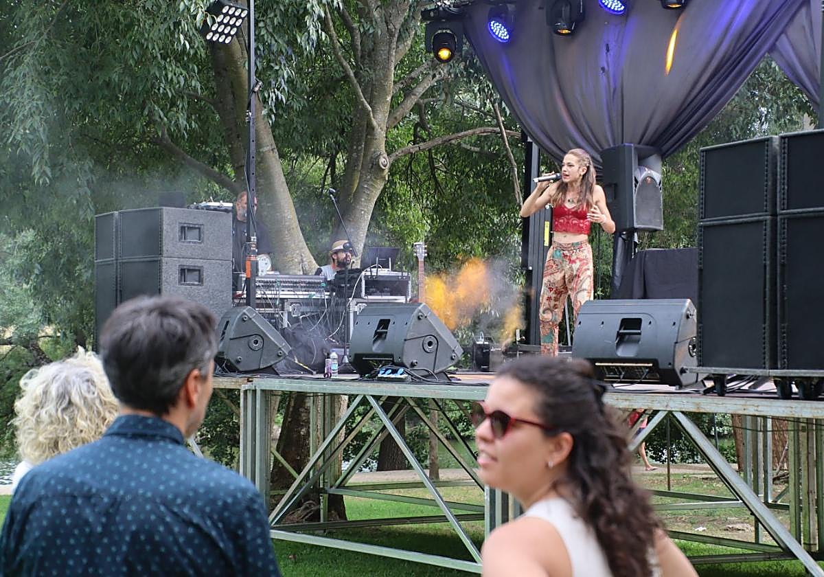 Un momento del festival Isla Sonora, con Akotaimc sobre elescenario del parque.