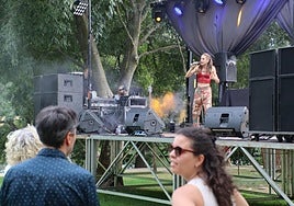 Un momento del festival Isla Sonora, con Akotaimc sobre elescenario del parque.