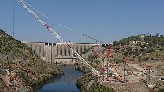 Ya están colocadas las primeras piezas del nuevo Puente de Alcántara