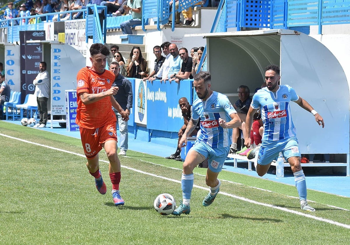 Santi Luque durante su etapa en el Coria.