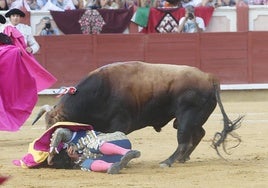 Momento de la cornada de Miguel Ángel Perera.